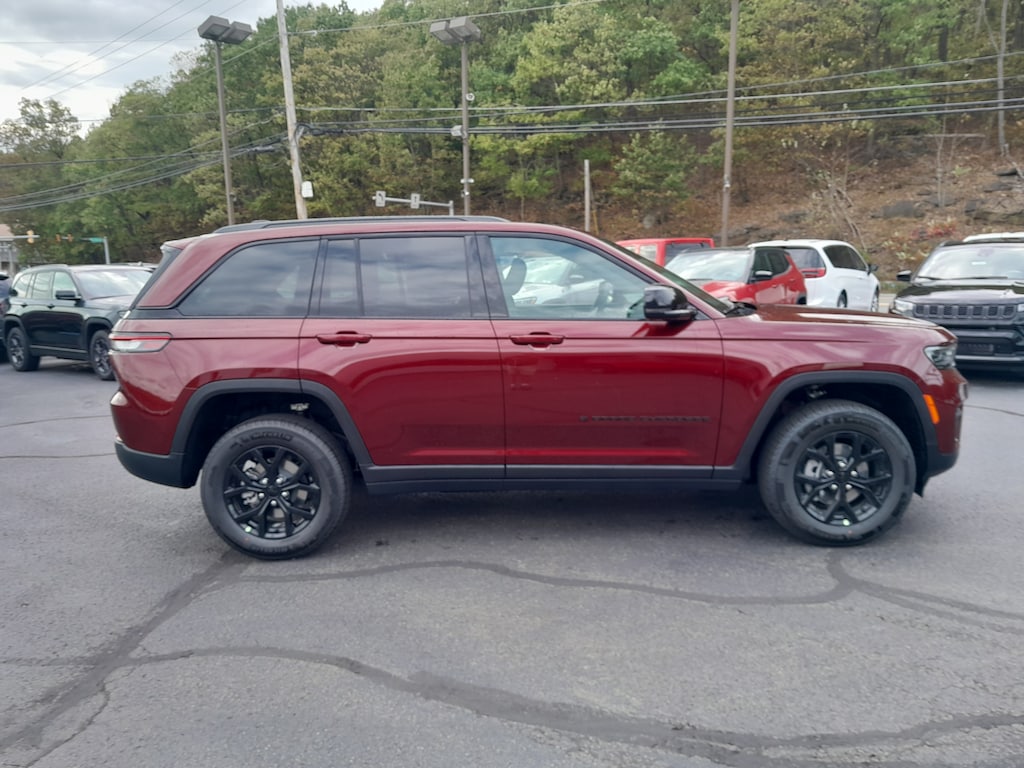 New 2025 Jeep Grand Cherokee Laredo Sport Utility