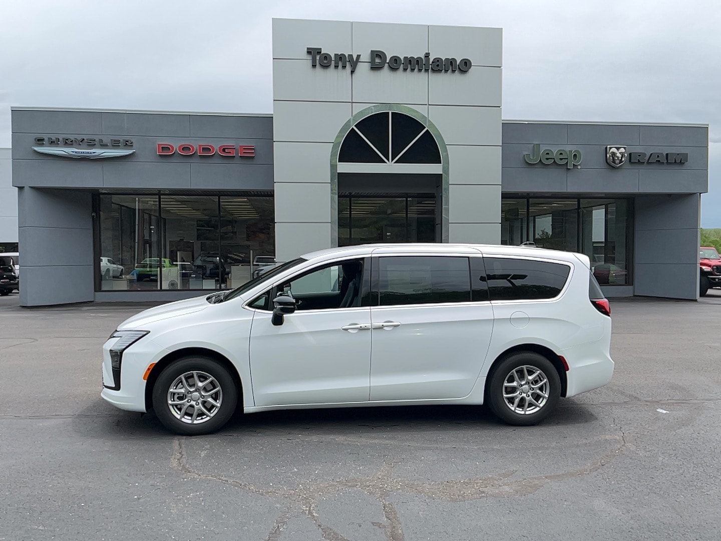 2027 Chrysler Pacifica Select's photo