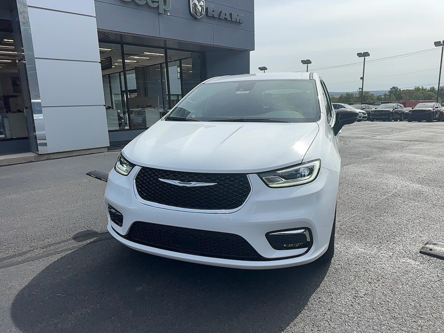 2026 Chrysler Pacifica photo 4