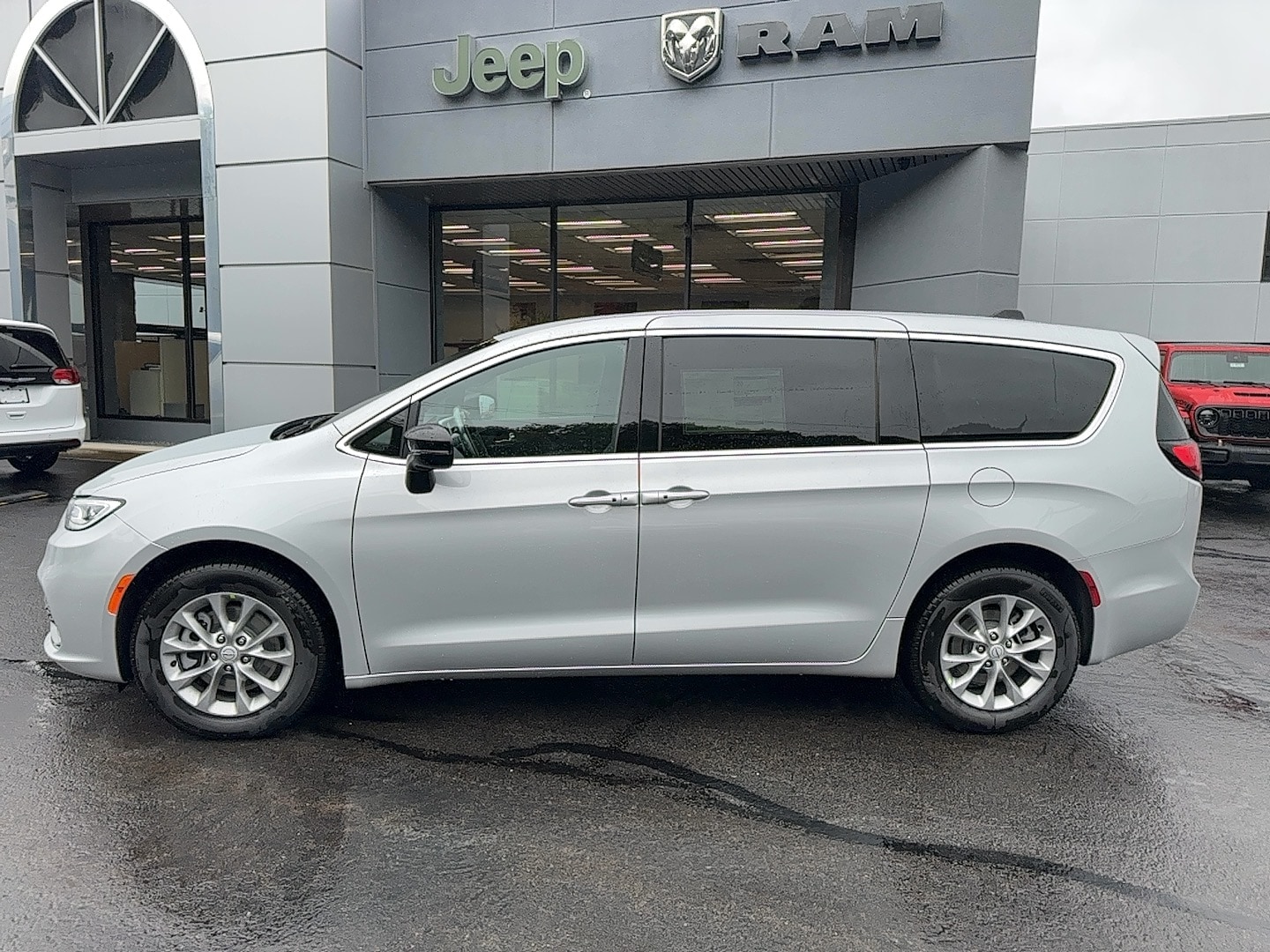 2026 Chrysler Pacifica Select's photo