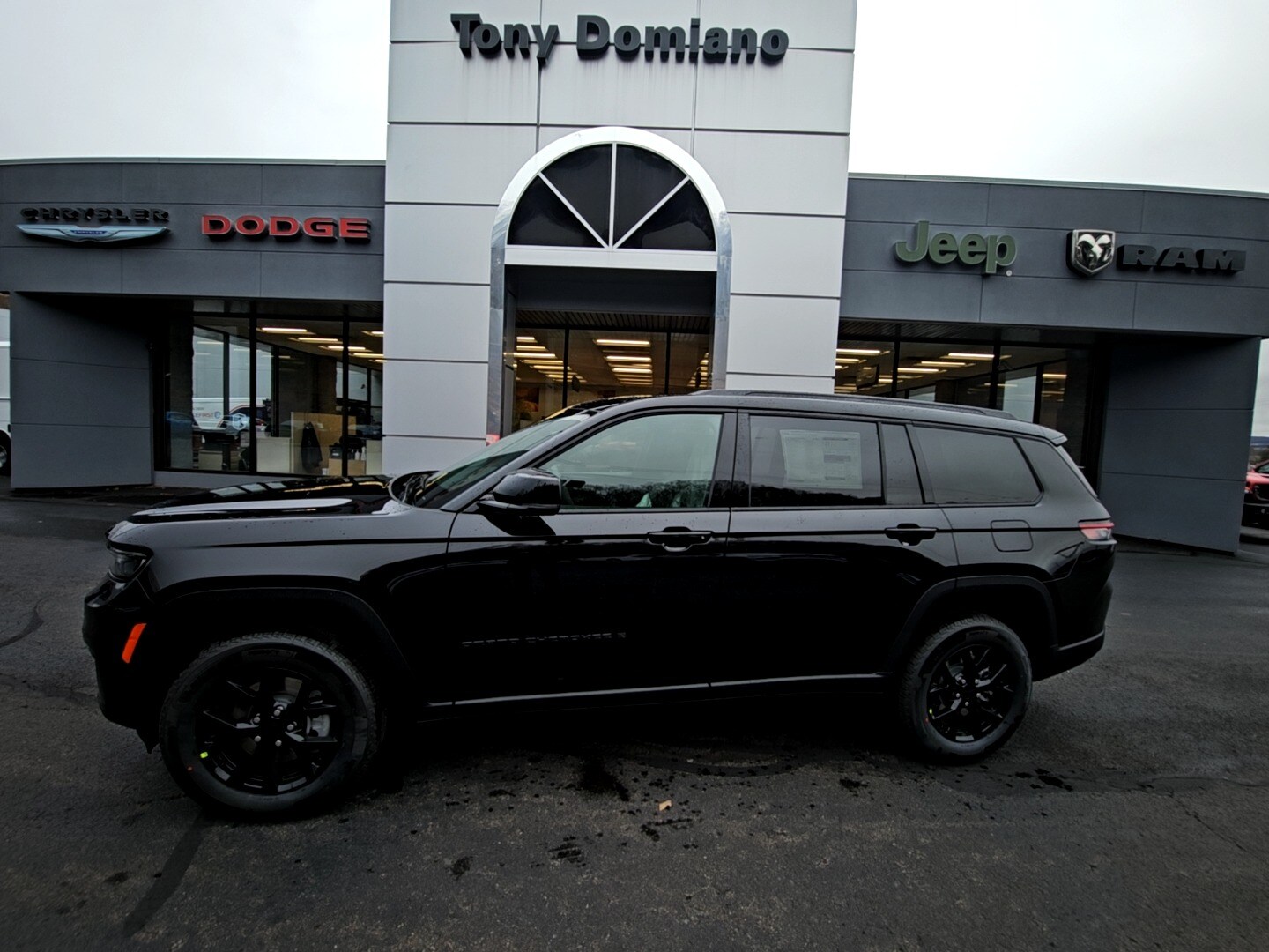 2025 Jeep Grand Cherokee Laredo Sport photo 2