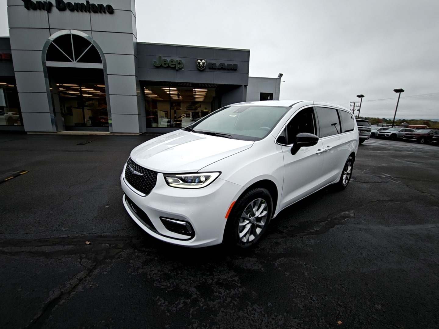 2026 Chrysler Pacifica Select's photo