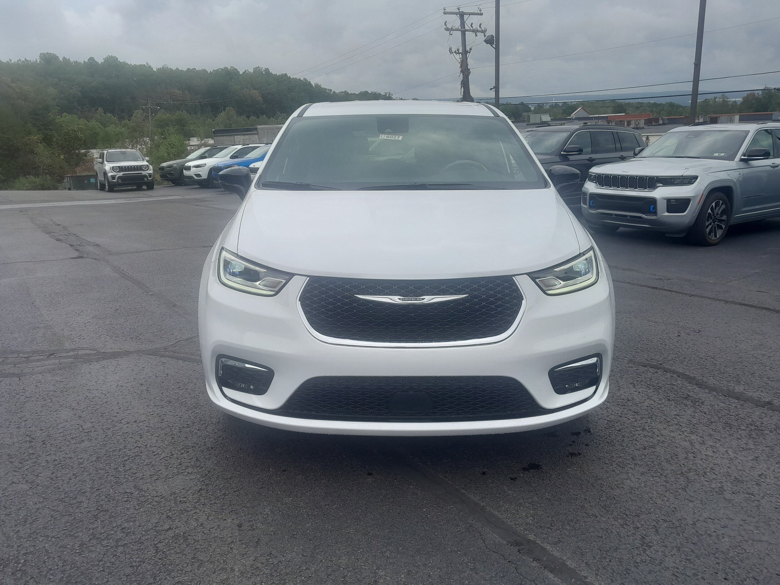 2026 Chrysler Pacifica photo 2