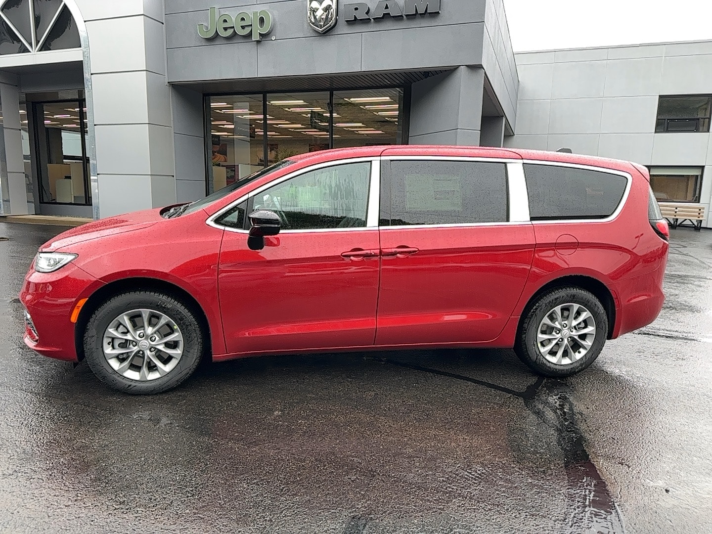 2026 Chrysler Pacifica Select's photo