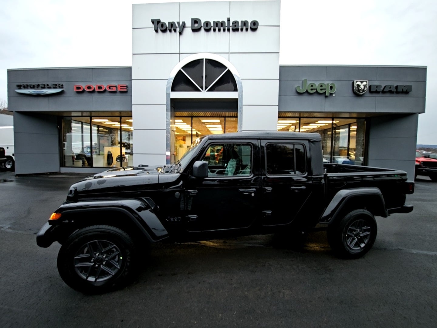 2026 Jeep Gladiator Sport S's photo