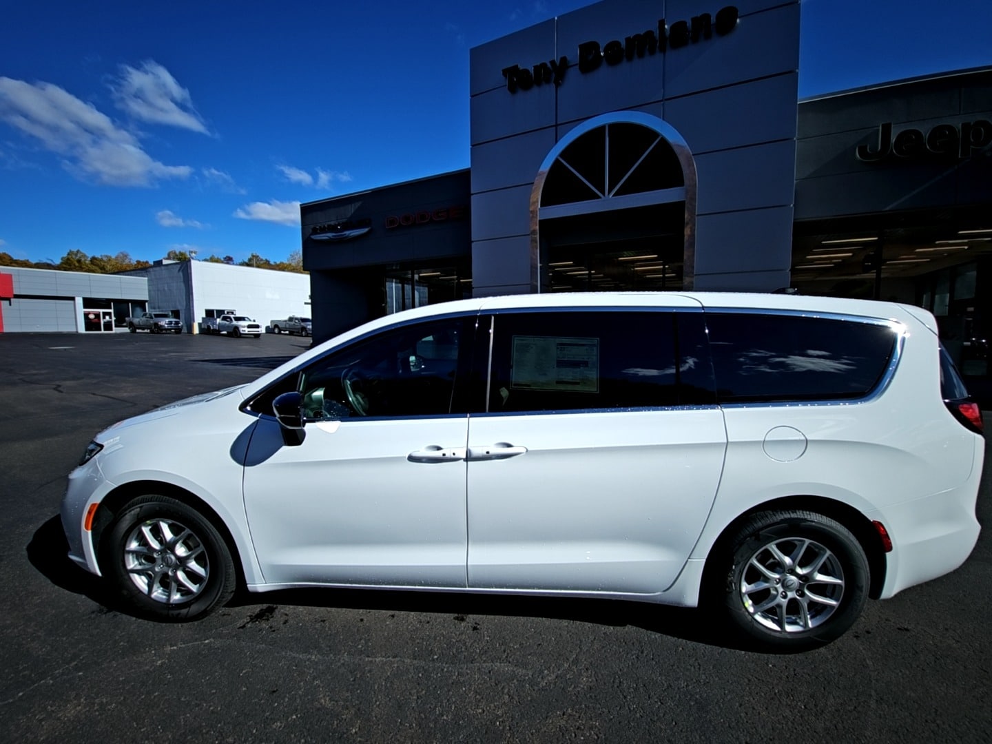 2026 Chrysler Pacifica Select's photo
