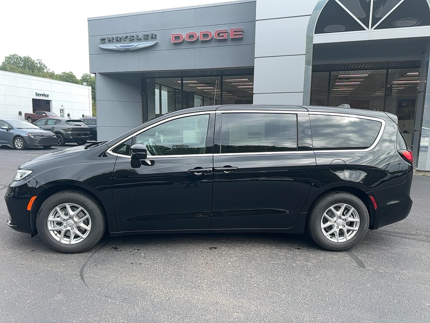 2026 Chrysler Pacifica Select's photo