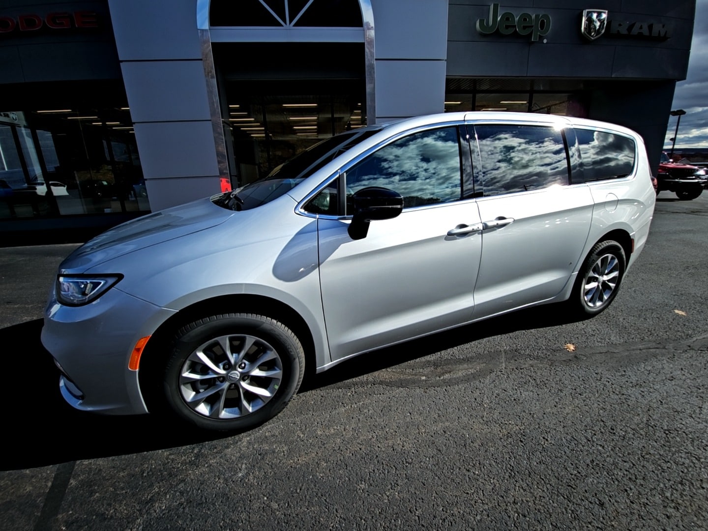 2026 Chrysler Pacifica Select's photo