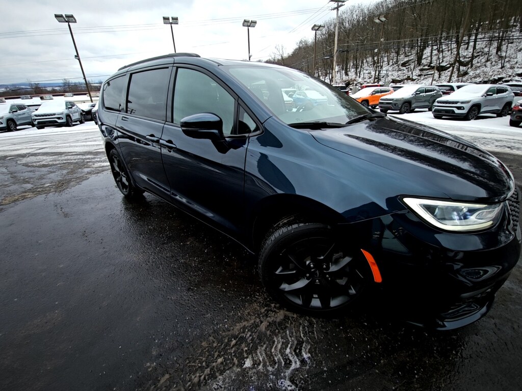 Used 2022 Chrysler Pacifica Minivan