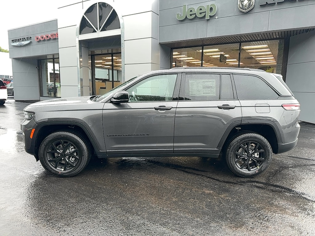 New 2025 Jeep Grand Cherokee Laredo Sport Utility