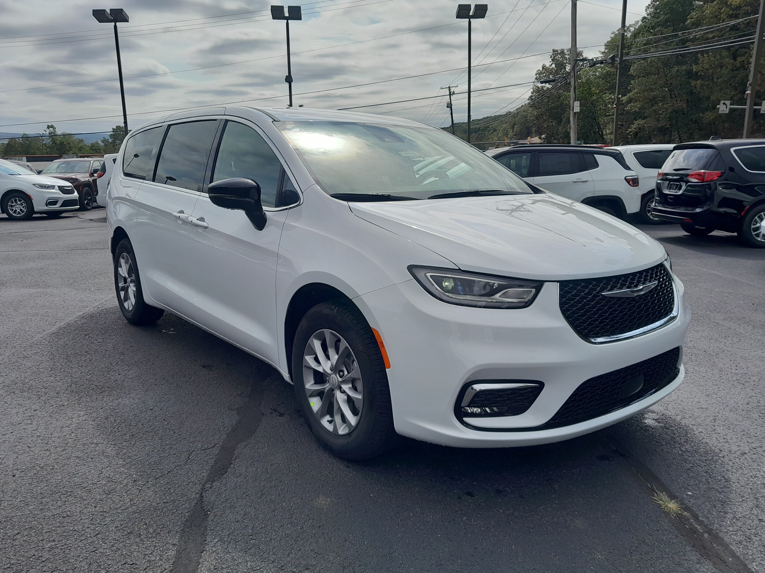 2026 Chrysler Pacifica photo 3