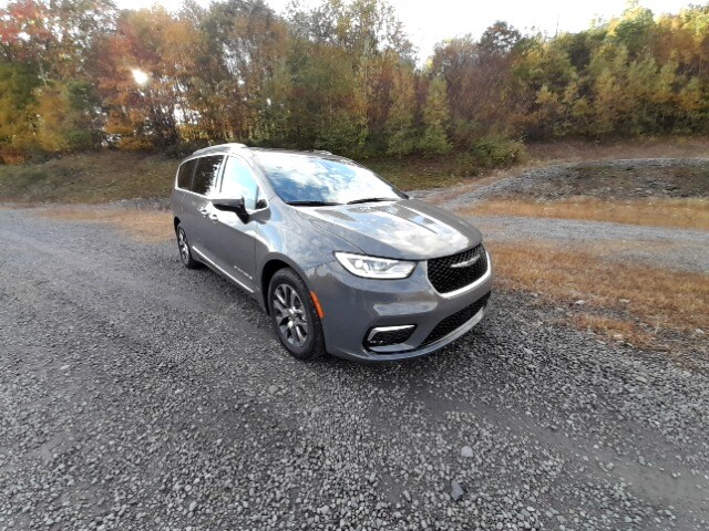 2023 Chrysler Pacifica Hybrid Pinnacle photo 3