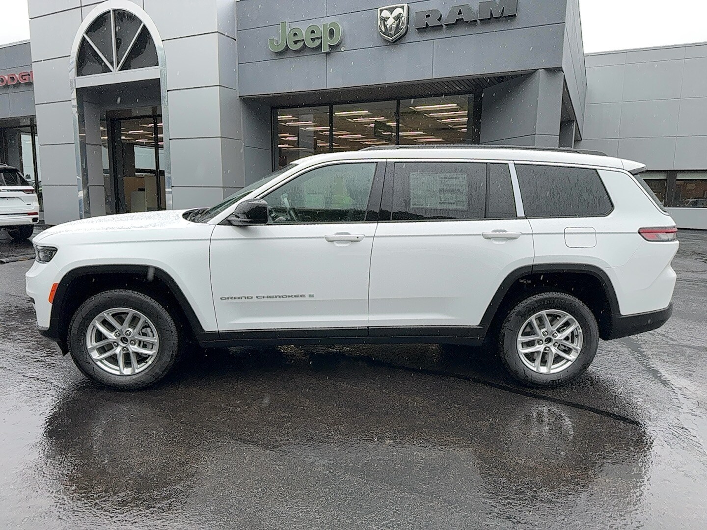 2025 Jeep Grand Cherokee Laredo photo 2