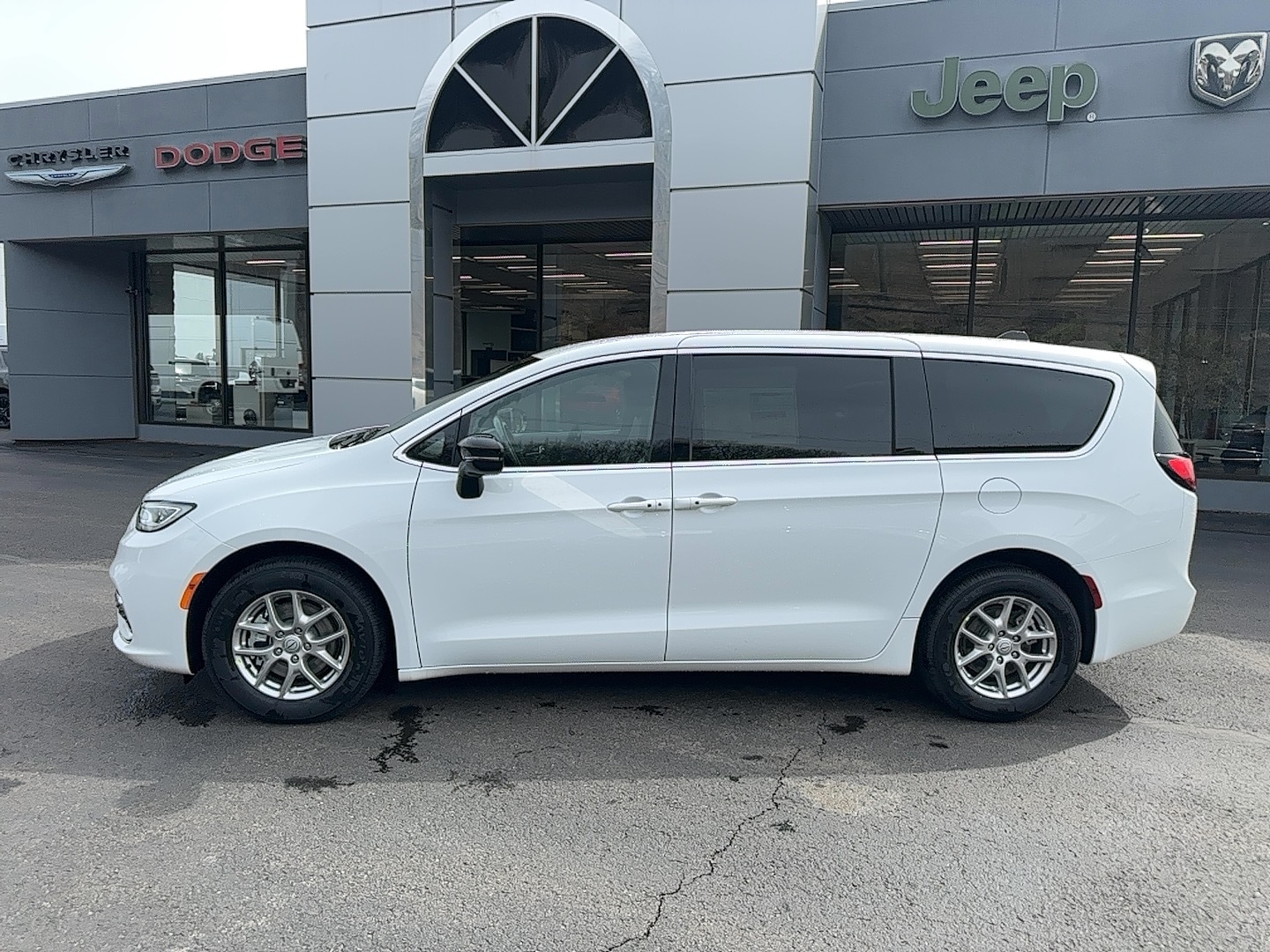 2026 Chrysler Pacifica Select's photo