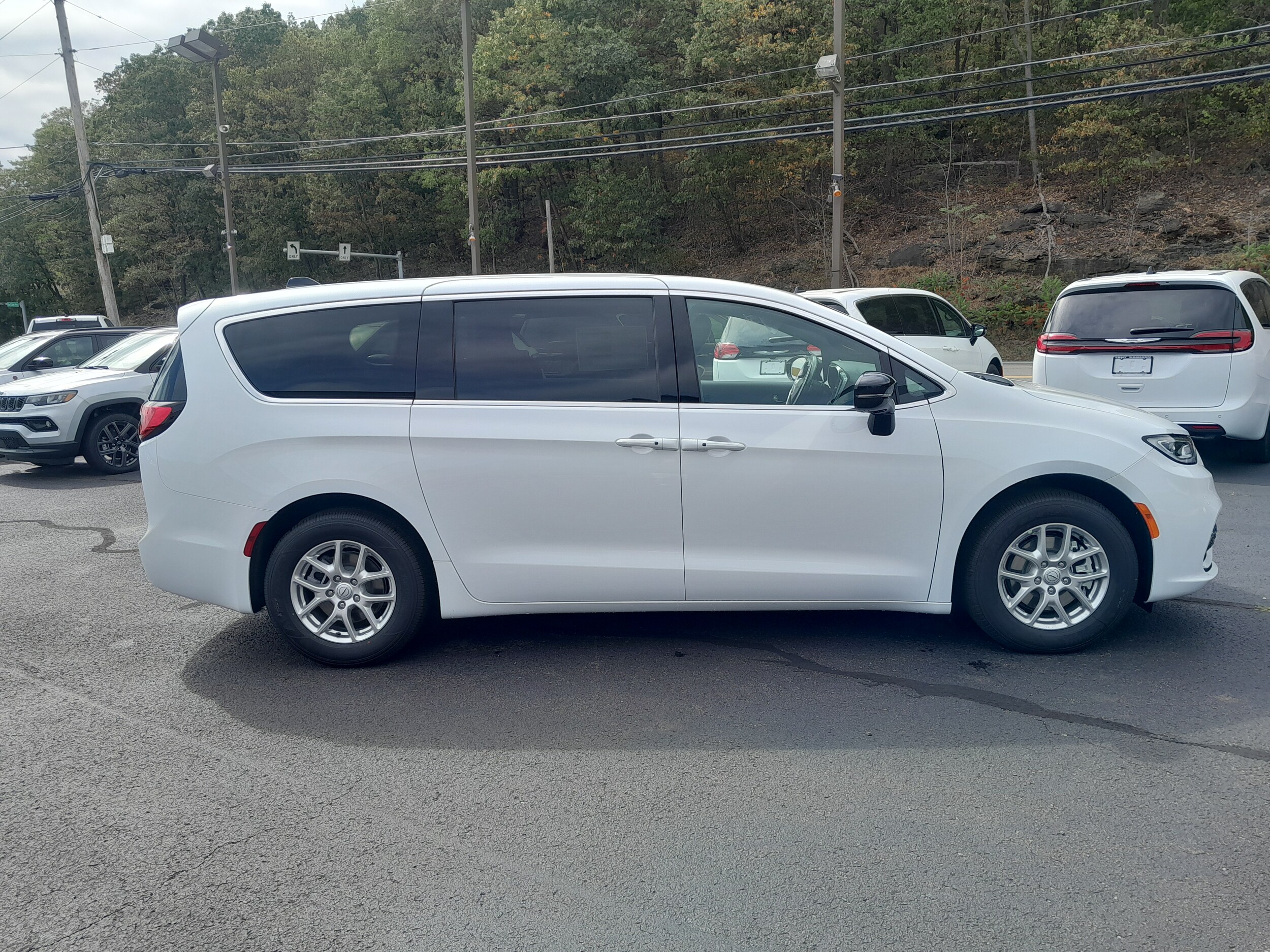 2026 Chrysler Pacifica photo 4