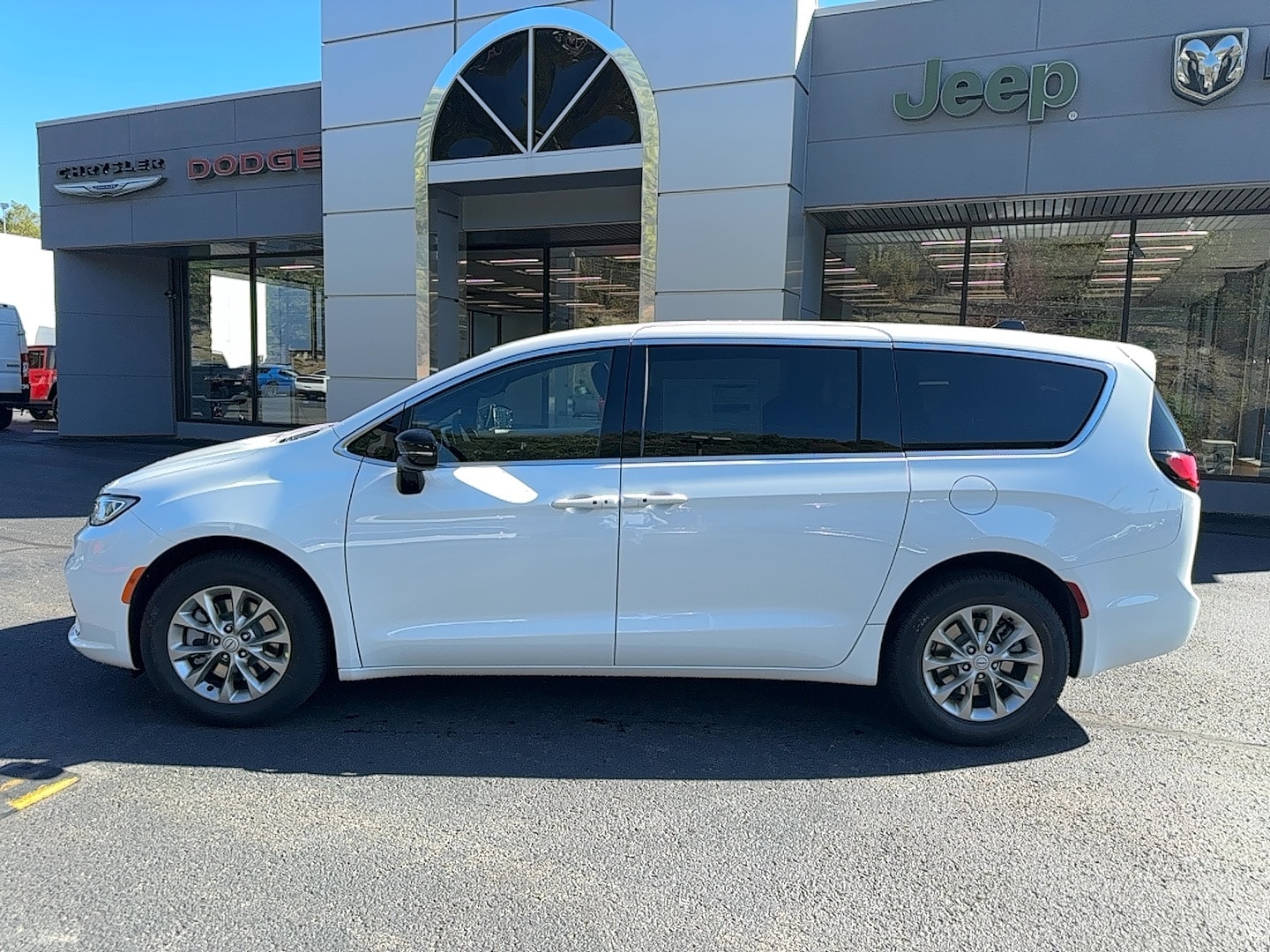 2026 Chrysler Pacifica Select's photo