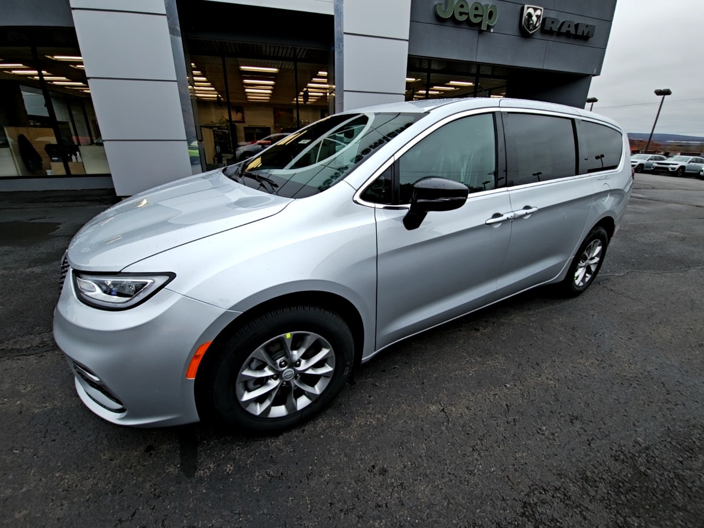 2026 Chrysler Pacifica Select's photo