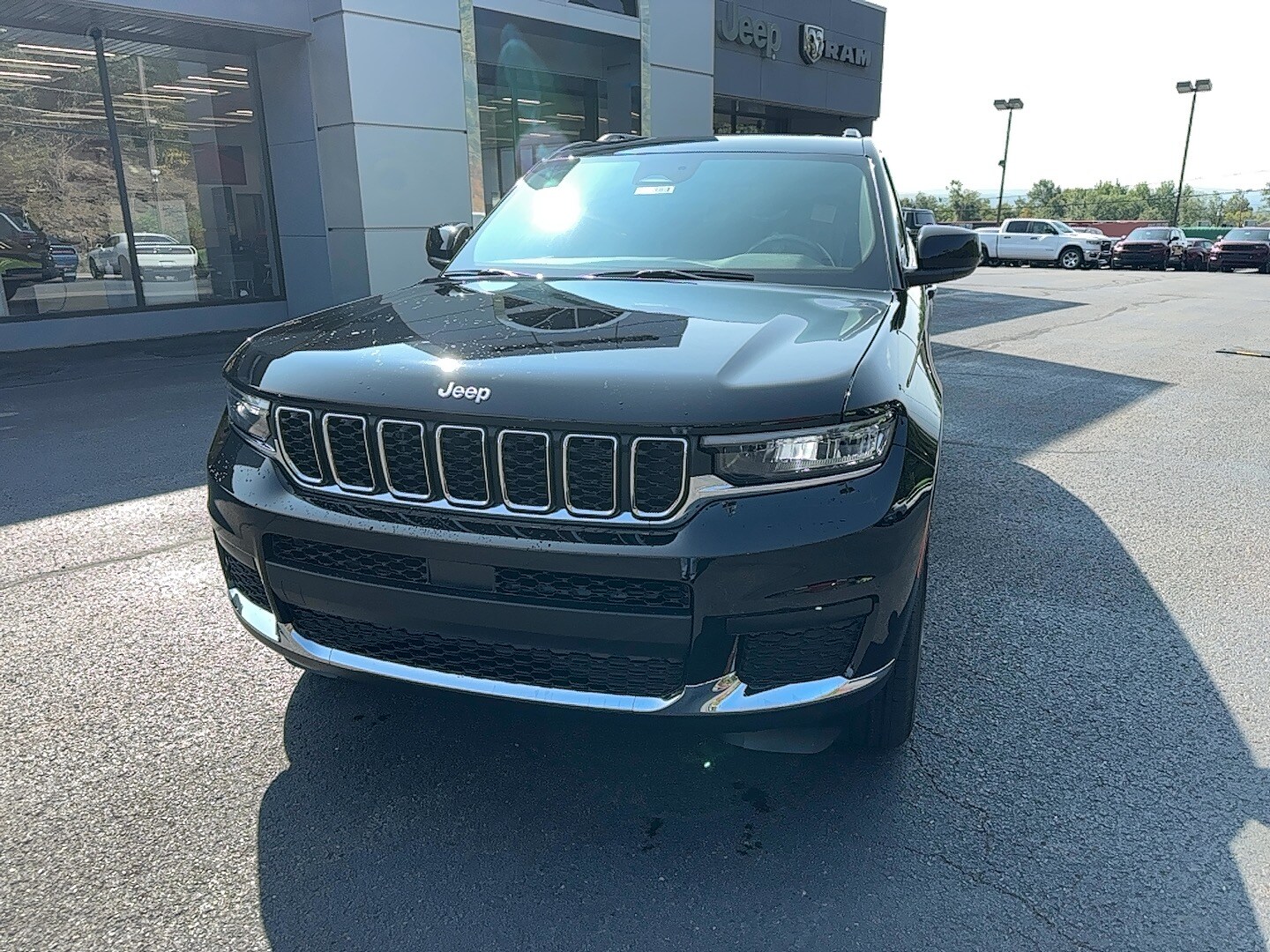 2025 Jeep Grand Cherokee Laredo photo 2