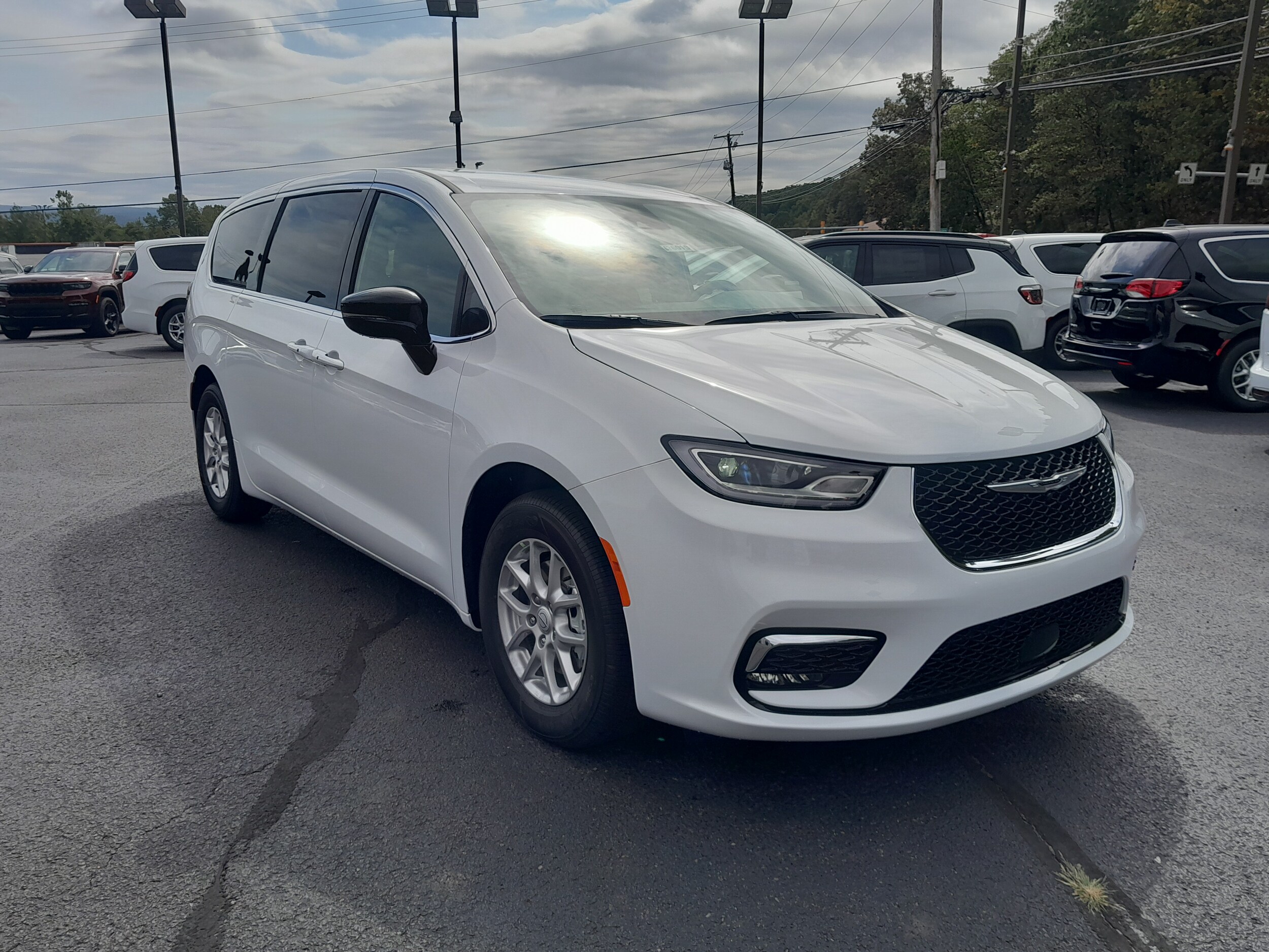 2026 Chrysler Pacifica photo 3