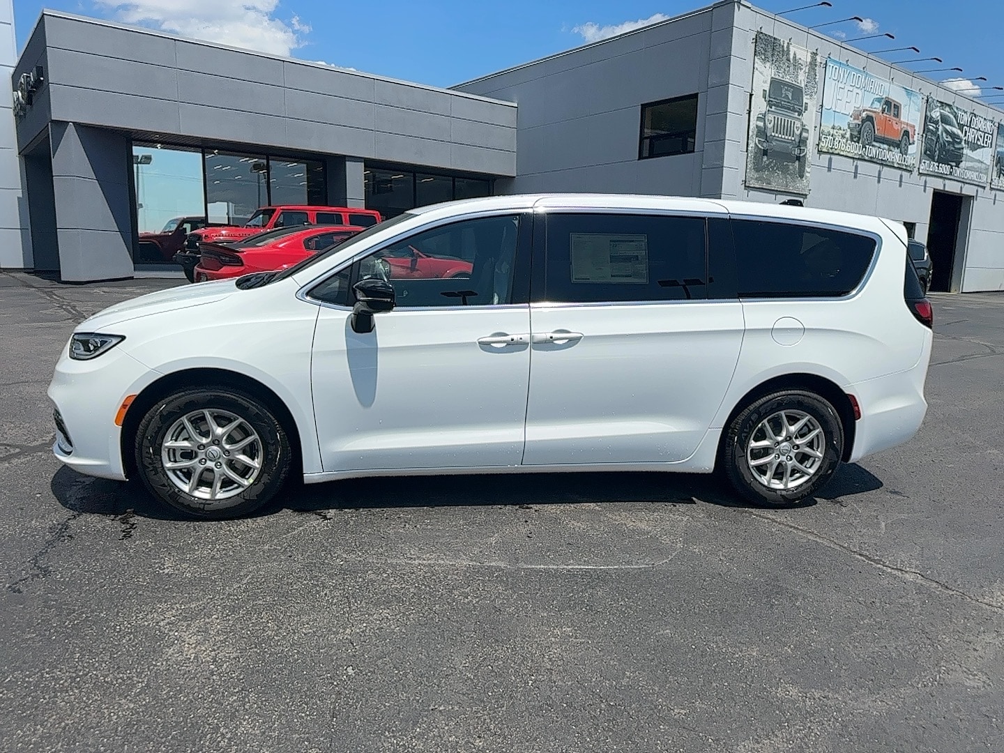 2026 Chrysler Pacifica Select's photo