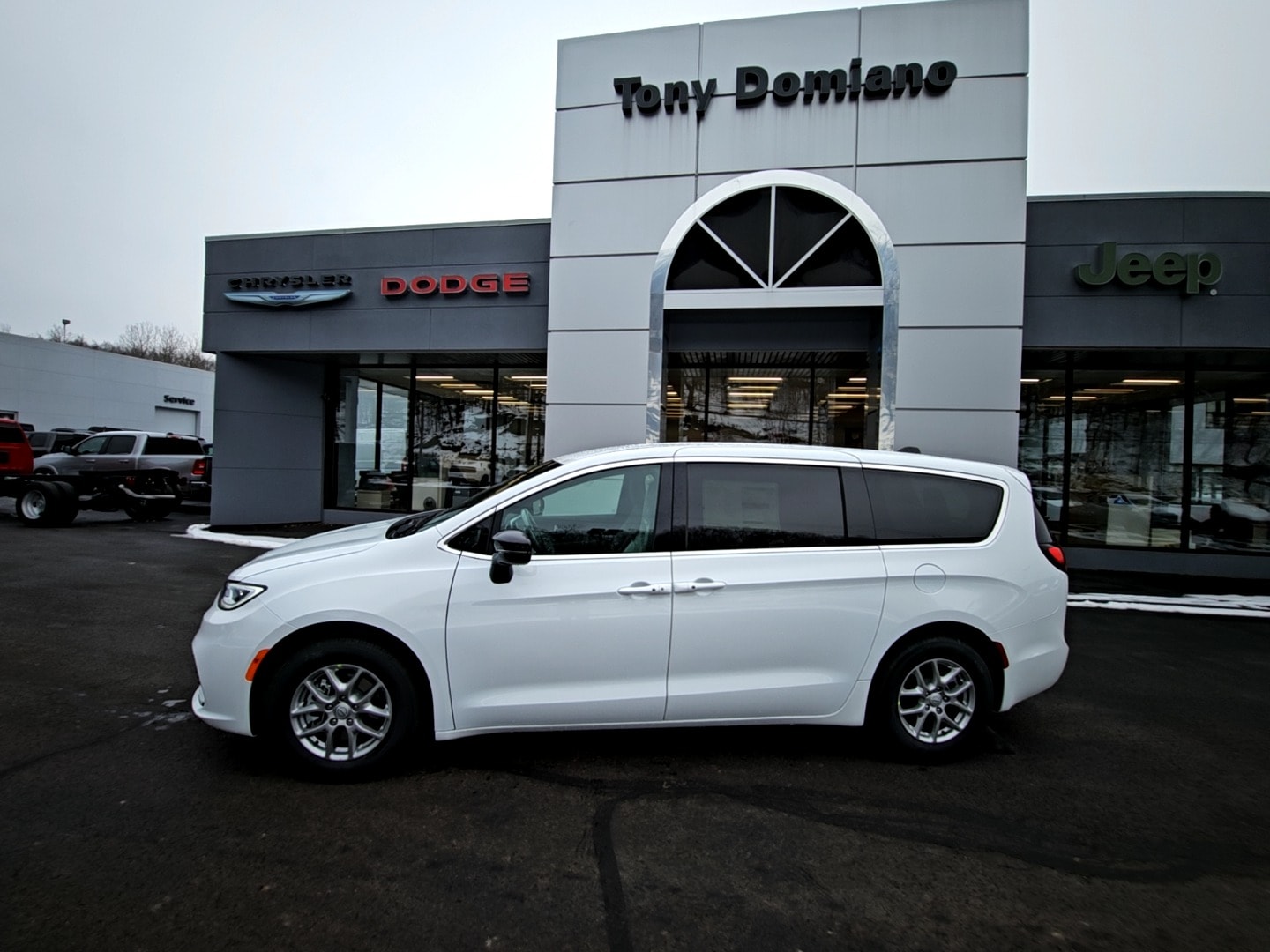 2026 Chrysler Pacifica Select's photo