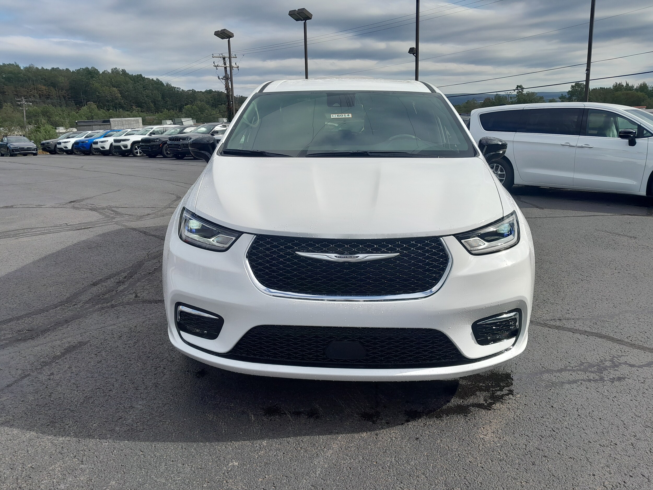 2026 Chrysler Pacifica photo 2