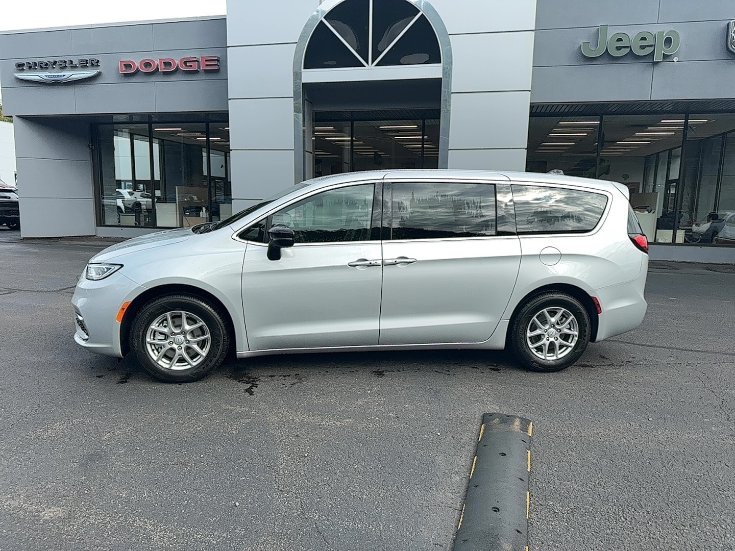 2026 Chrysler Pacifica Select's photo