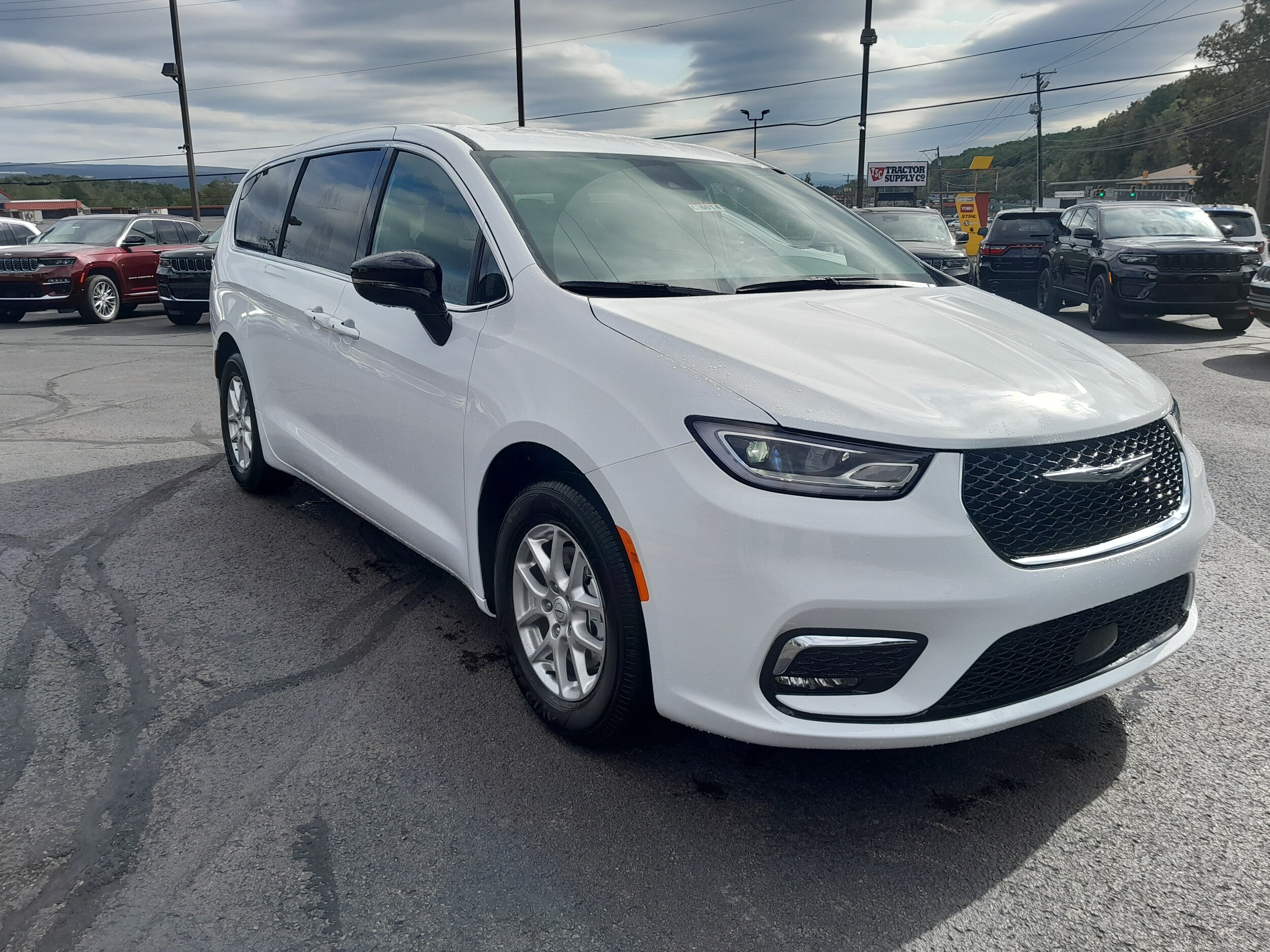 2026 Chrysler Pacifica photo 3