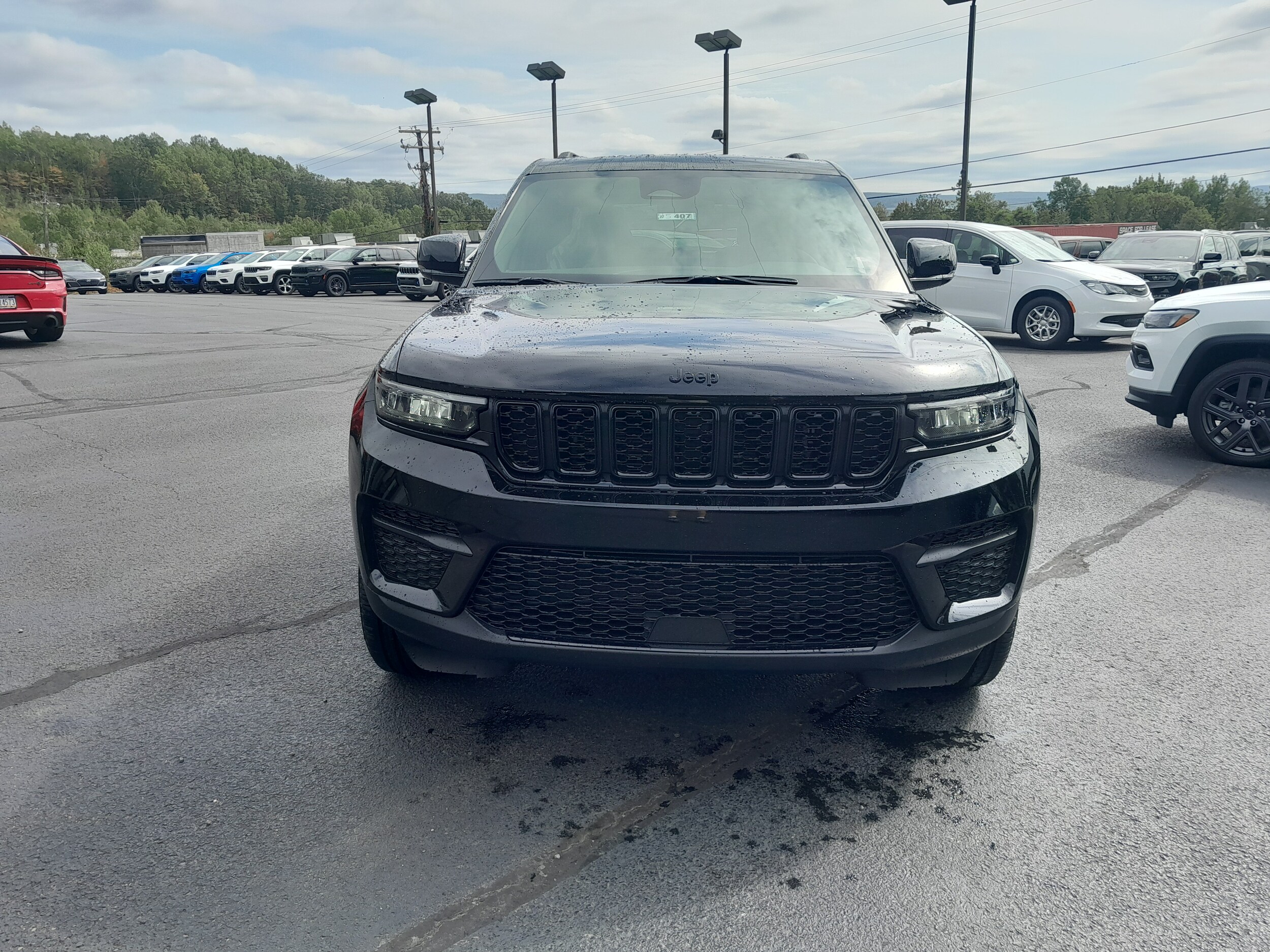 2025 Jeep Grand Cherokee Laredo Sport photo 2