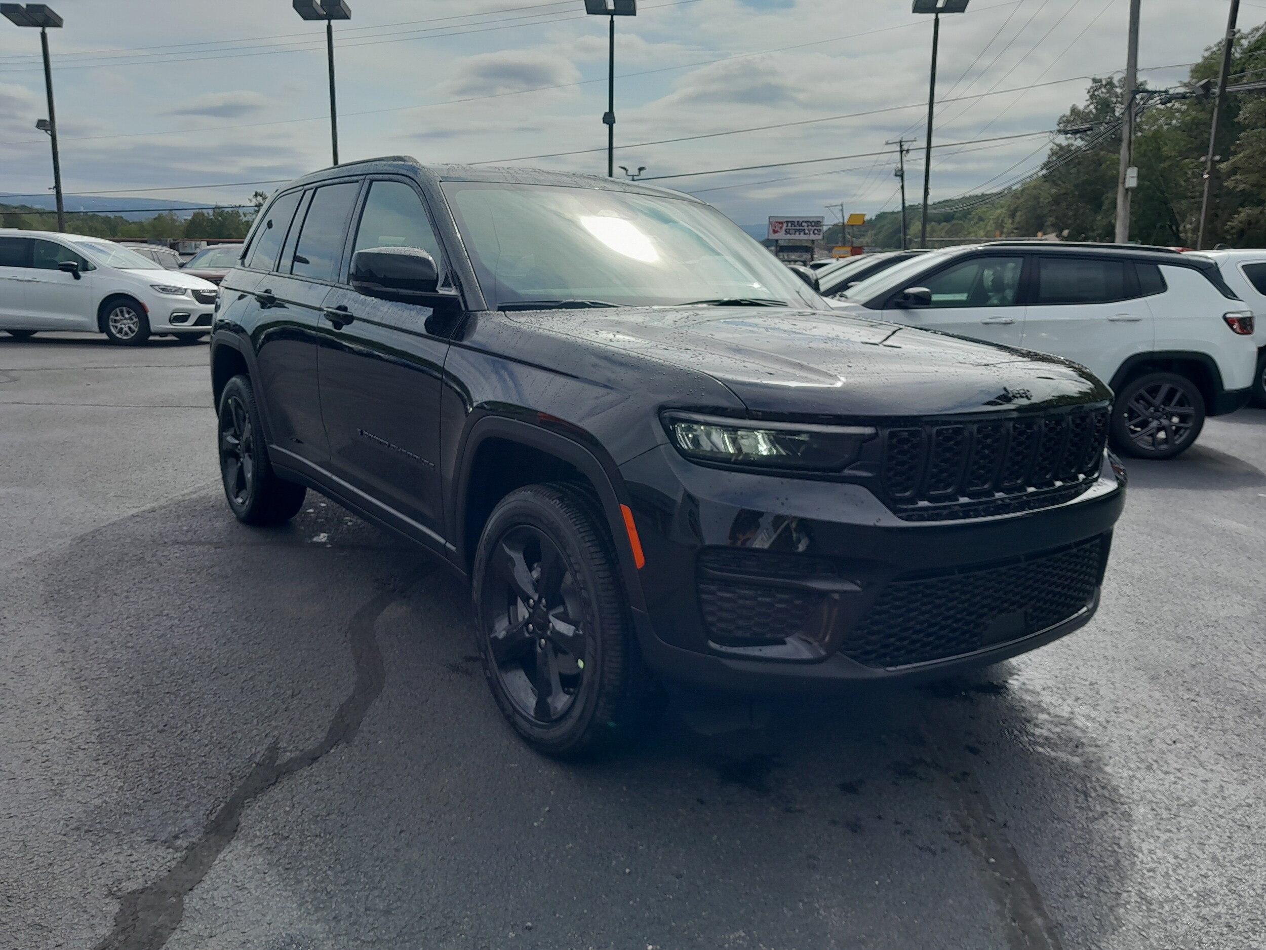 2025 Jeep Grand Cherokee Laredo Sport photo 3