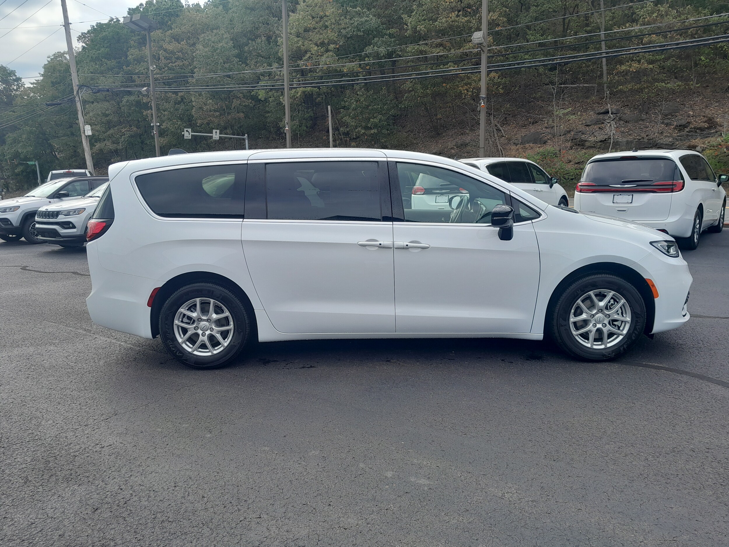 2026 Chrysler Pacifica photo 3