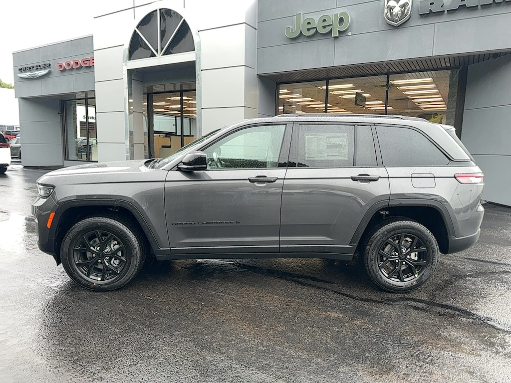 New 2025 Jeep Grand Cherokee Laredo Sport Utility