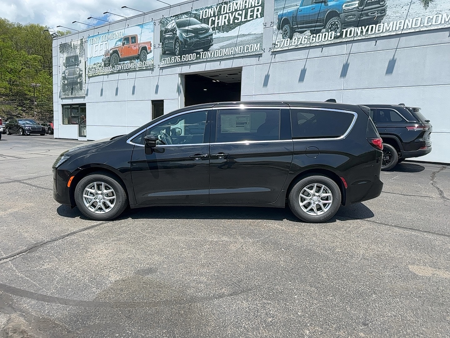 2027 Chrysler Pacifica Select's photo
