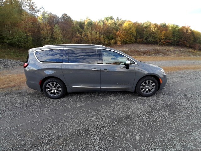 2023 Chrysler Pacifica Hybrid Pinnacle photo 4