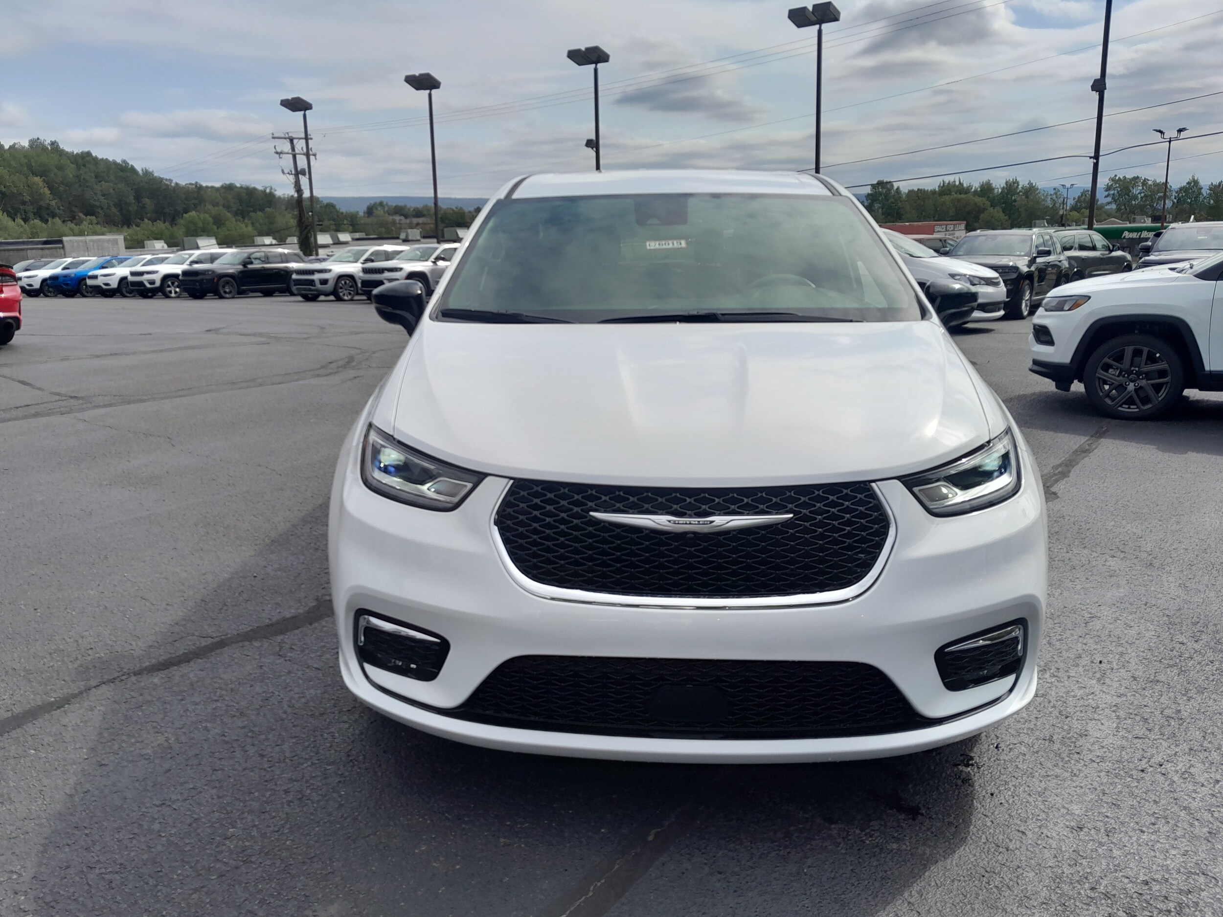 2026 Chrysler Pacifica photo 2