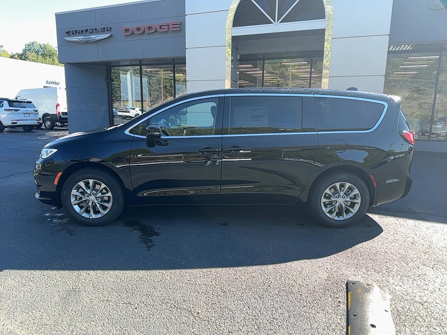 2026 Chrysler Pacifica Select's photo