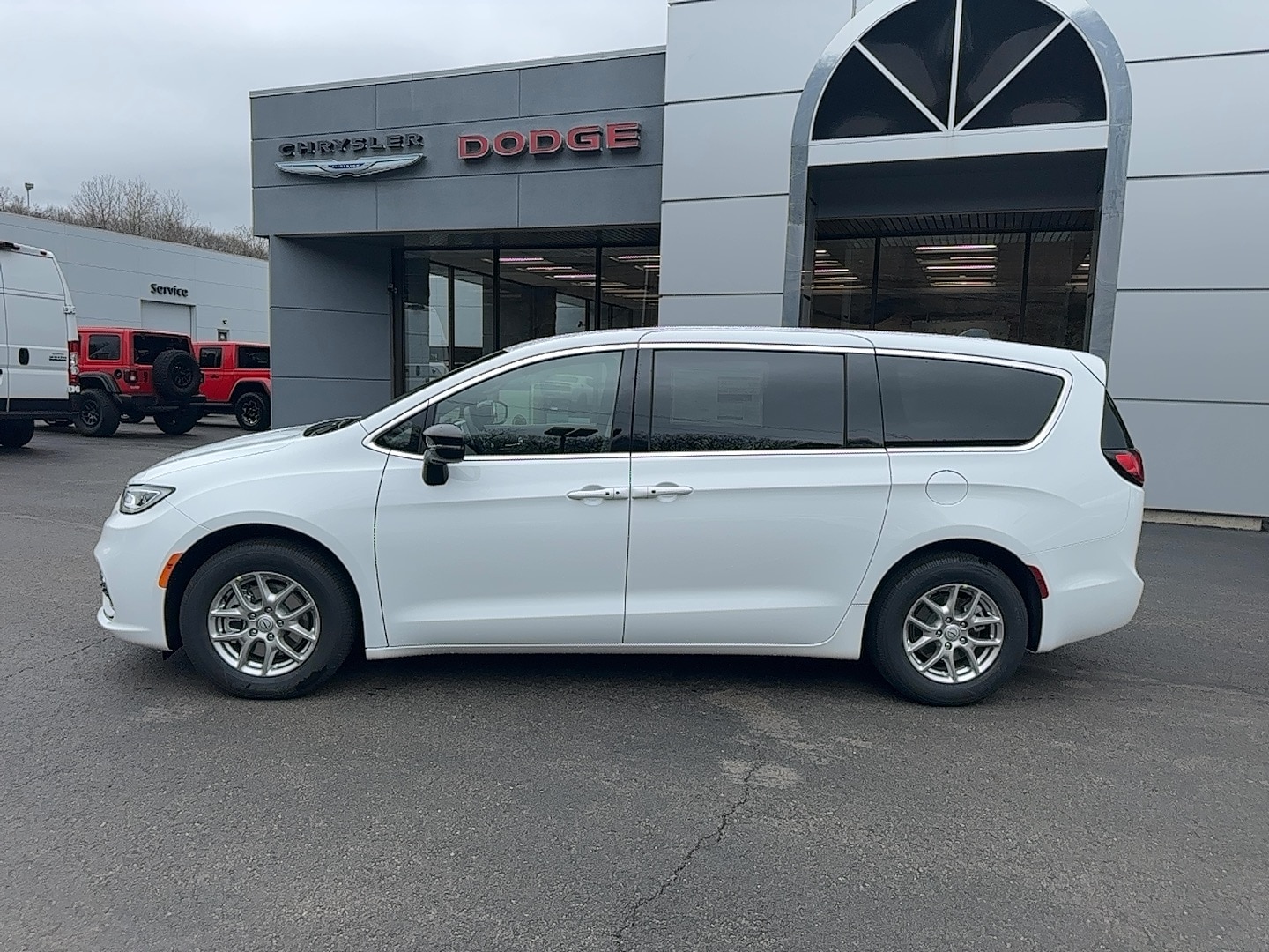 2026 Chrysler Pacifica Select's photo