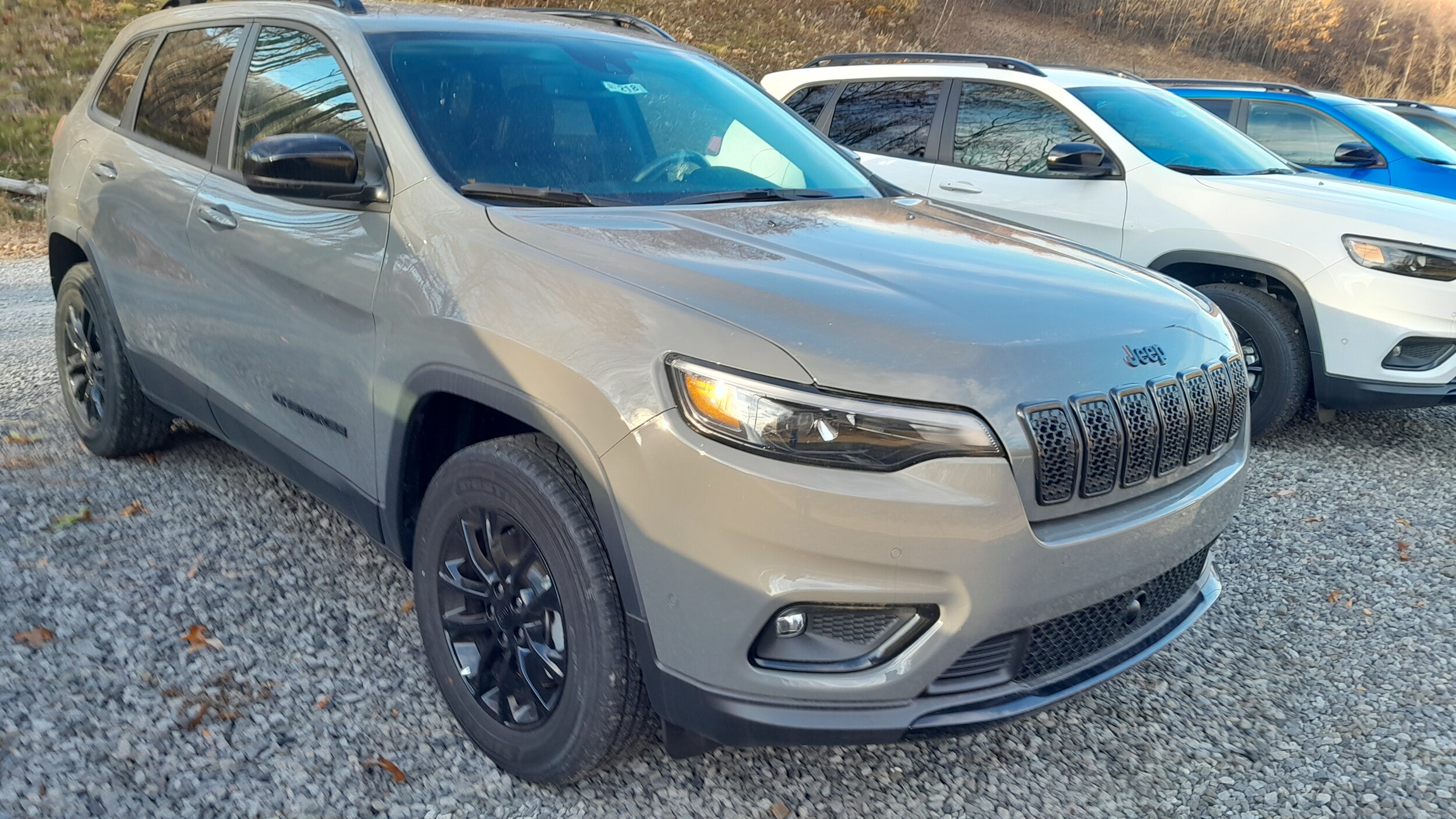 2023 Jeep Cherokee Altitude Lux photo 3