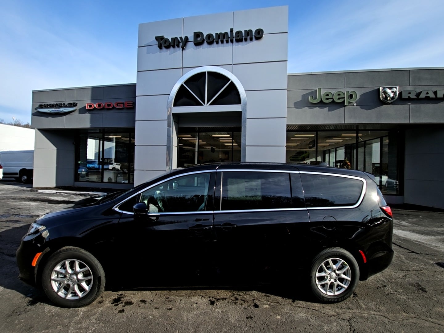 2026 Chrysler Pacifica Select's photo