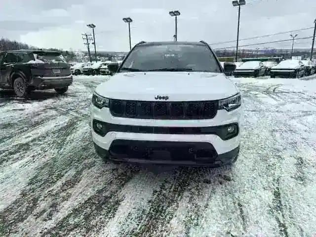 2024 Jeep Compass Latitude Sport photo 3