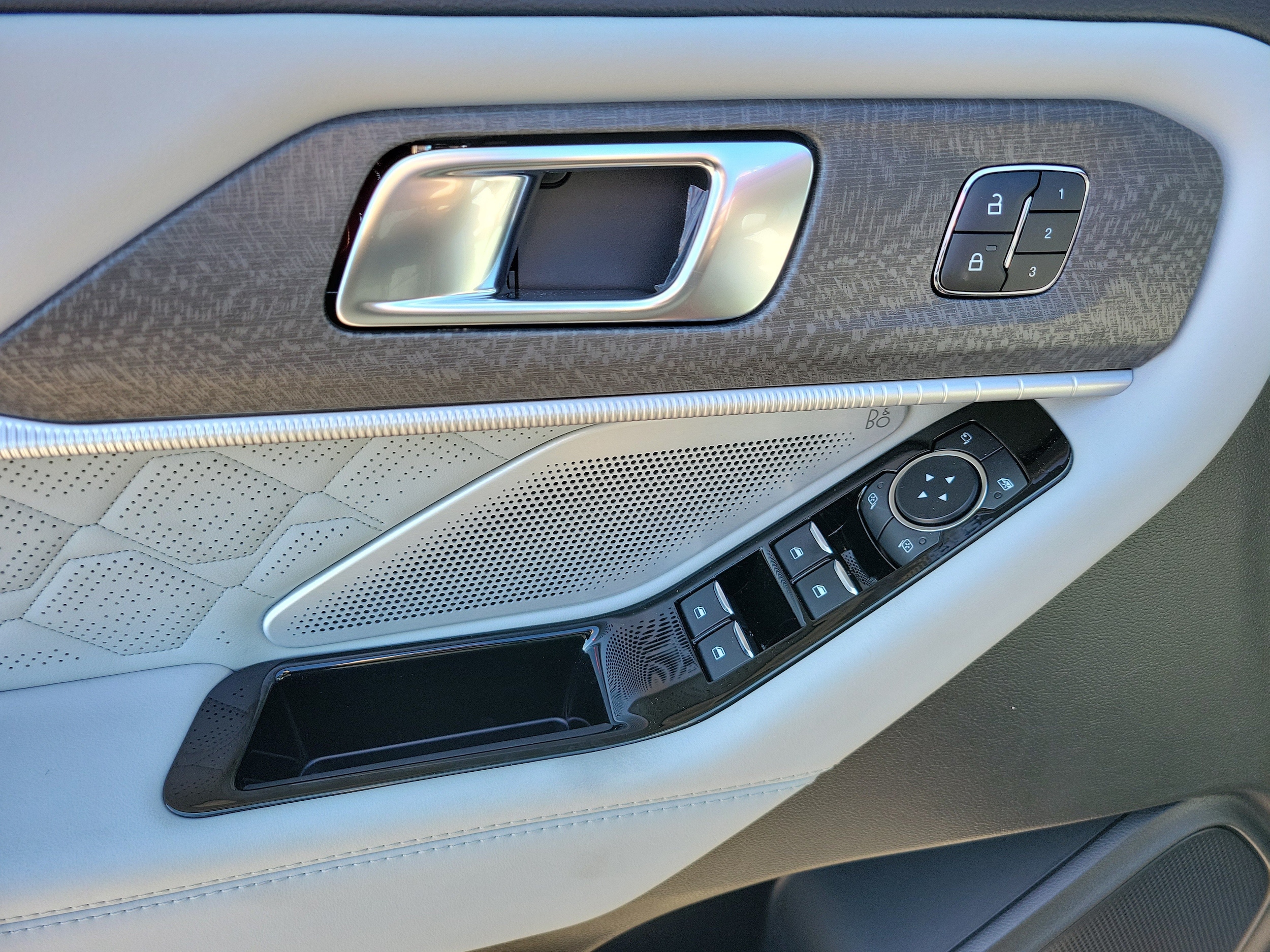 2026 Ford Explorer Platinum - Photo 17