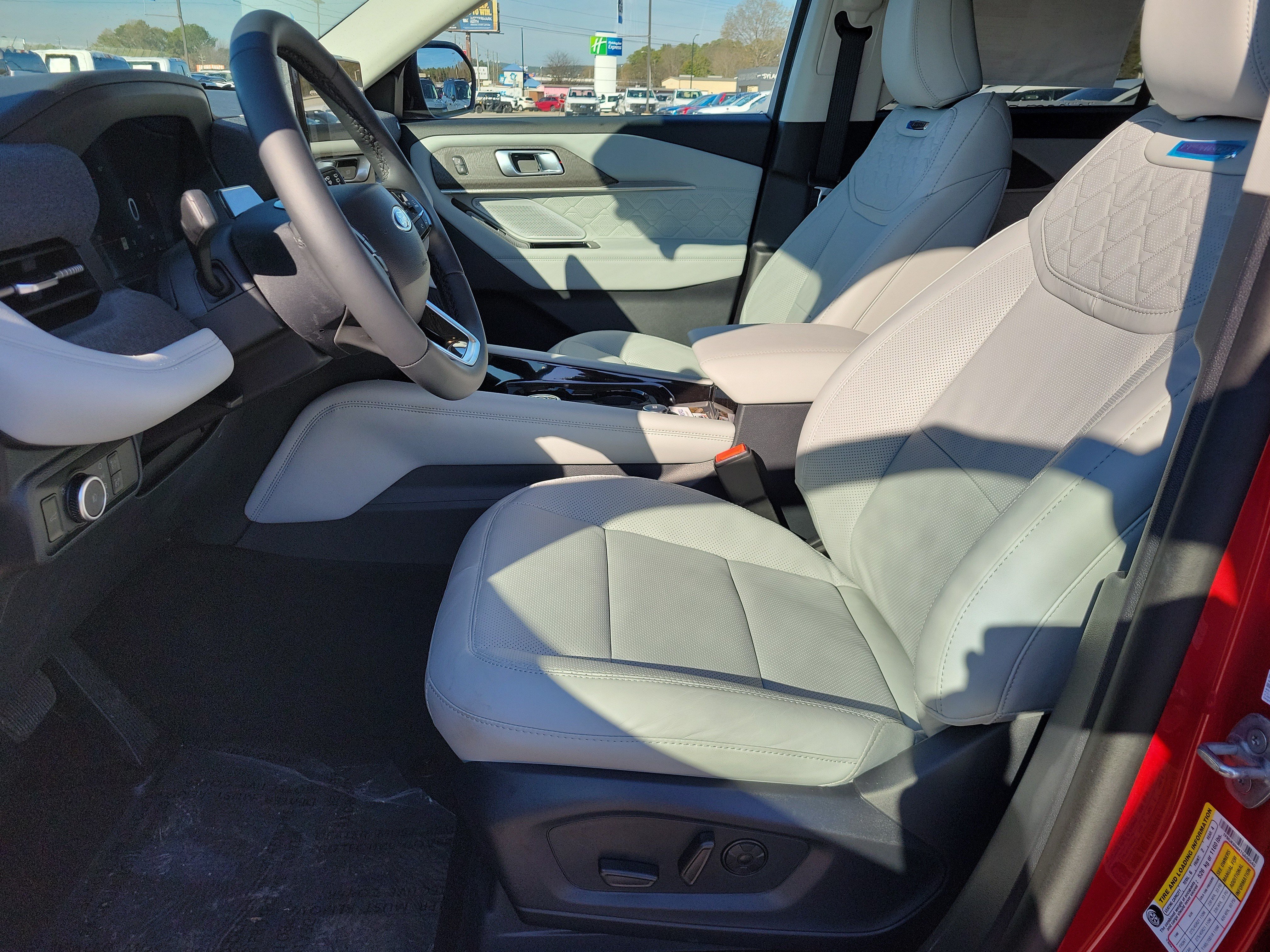 2026 Ford Explorer Platinum - Photo 13