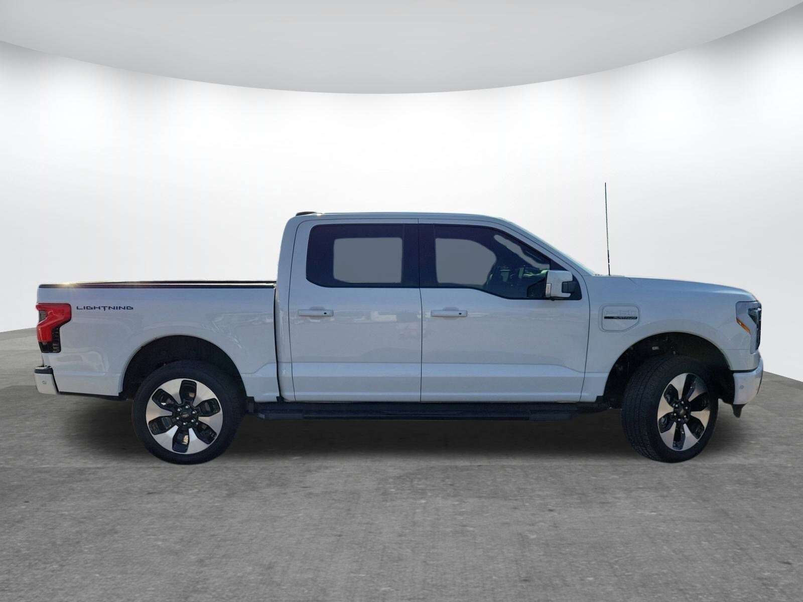 2022 Ford F-150 Lightning Platinum photo 4