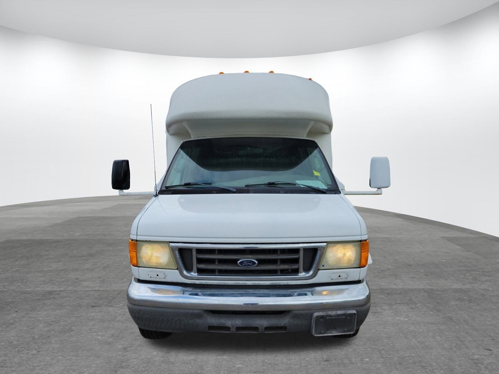 2007 Ford E-450 Cutaway photo 2