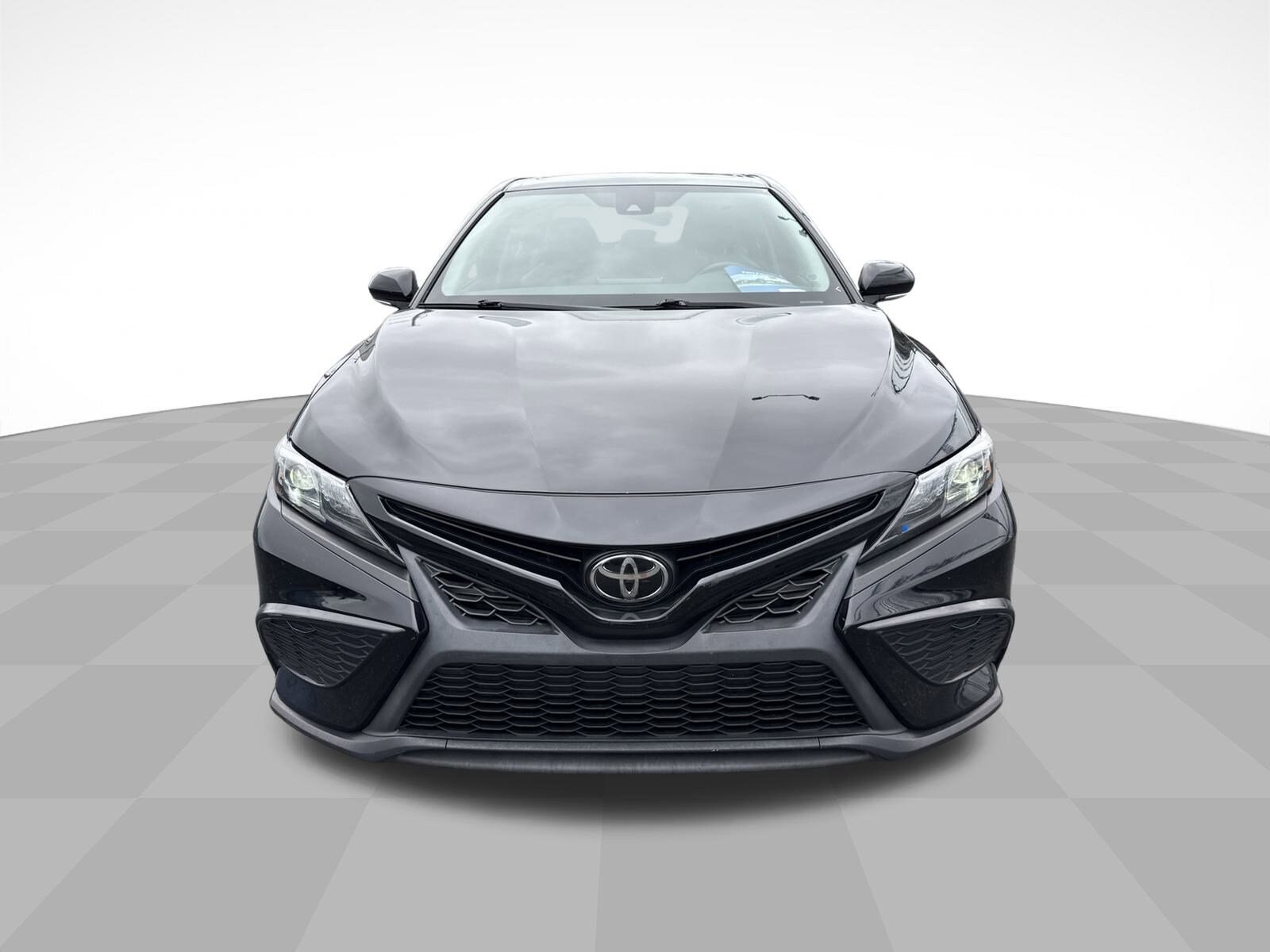 2022 Toyota Camry SE photo 2