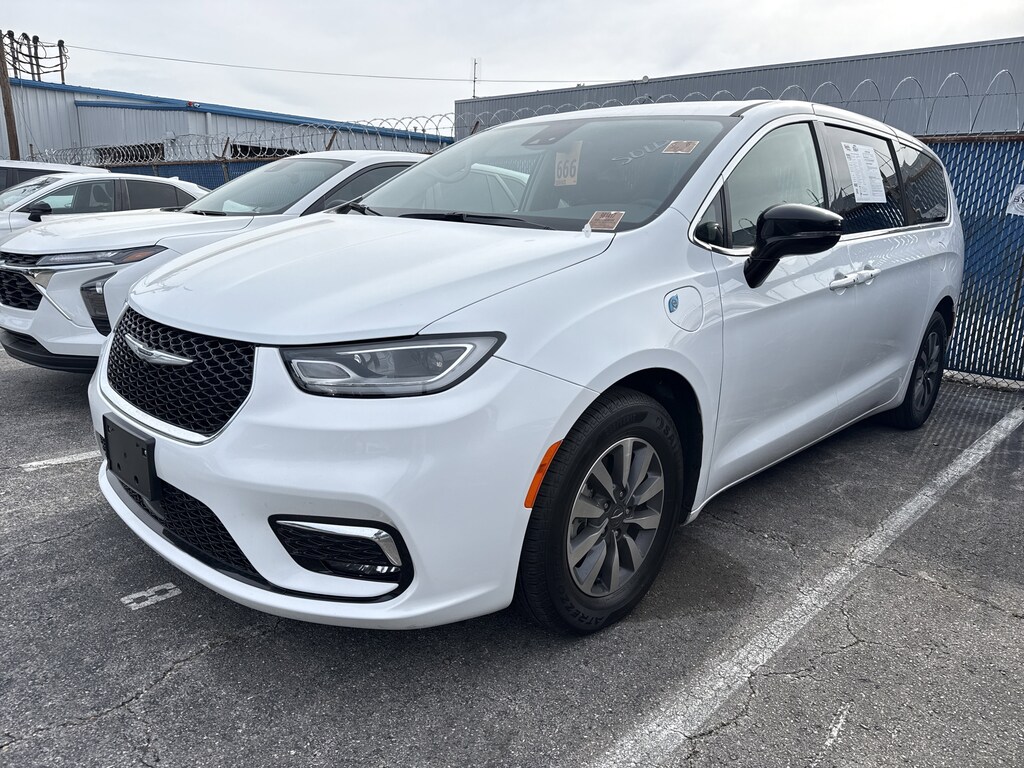 Used 2024 Chrysler Pacifica Hybrid Select