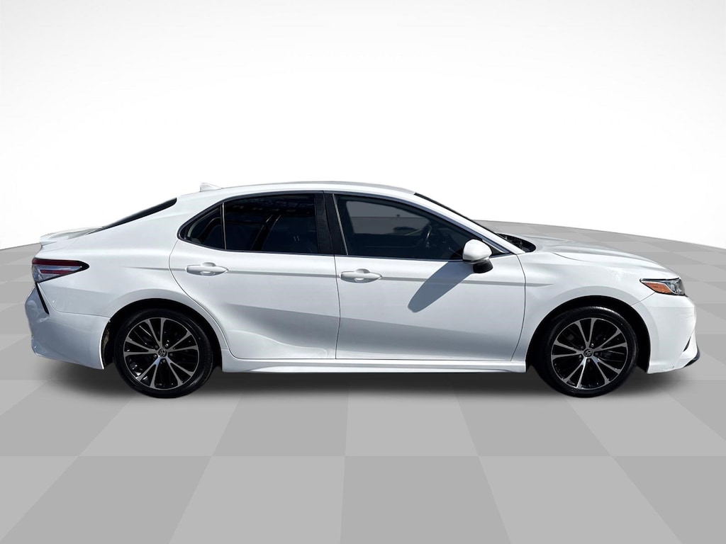 Used 2020 Toyota Camry SE Sedan