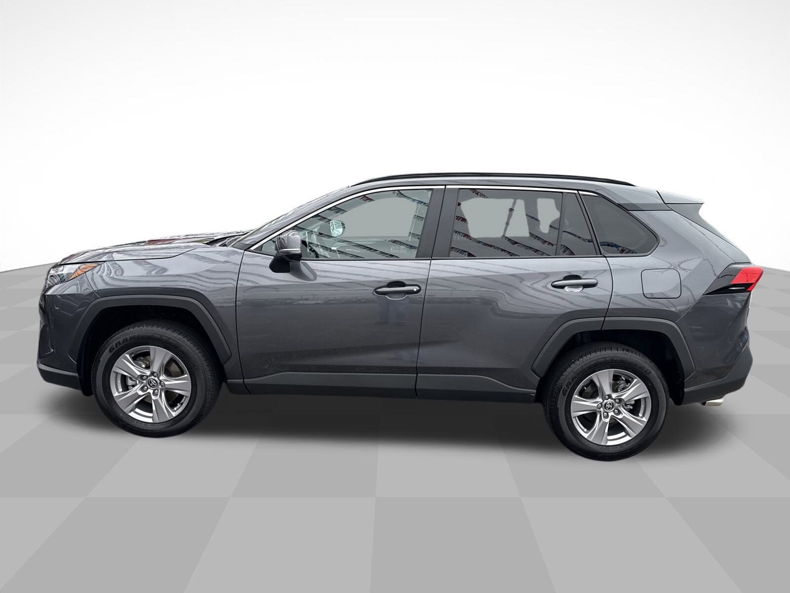 2025 Toyota RAV4 XLE photo 4