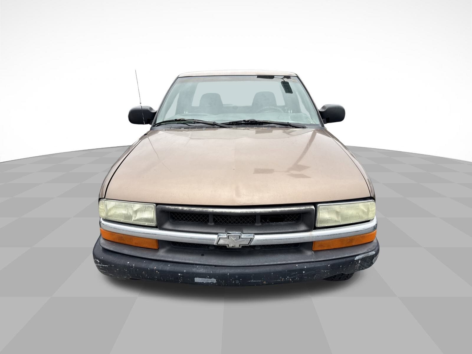 2003 Chevrolet S-10 Pickup photo 2