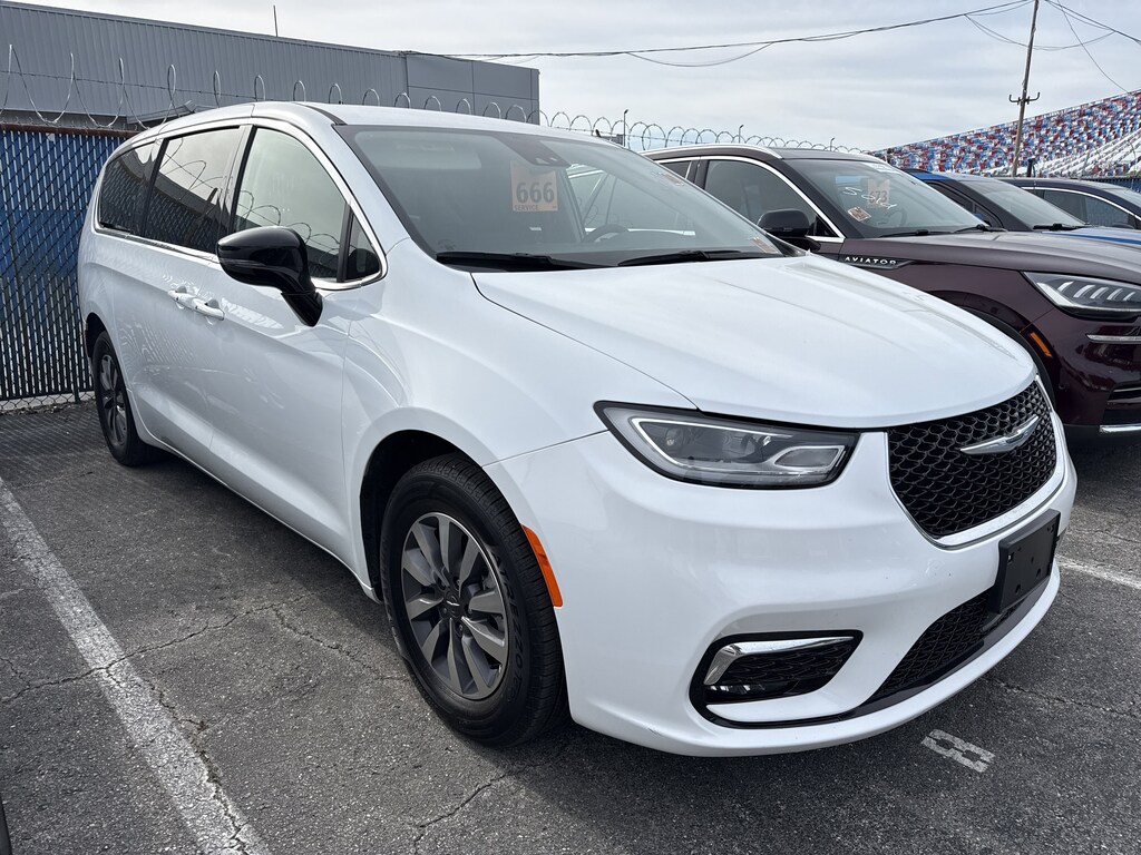 Used 2024 Chrysler Pacifica Hybrid Select